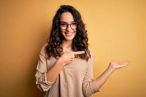 Hermosa Mujer Con Pelo Rizado Con Camisa Rayas Gafas Sobre — Foto de Stock