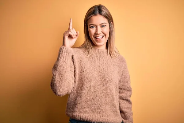 Jonge Mooie Blonde Vrouw Draagt Bruine Trui Gele Geïsoleerde Achtergrond — Stockfoto