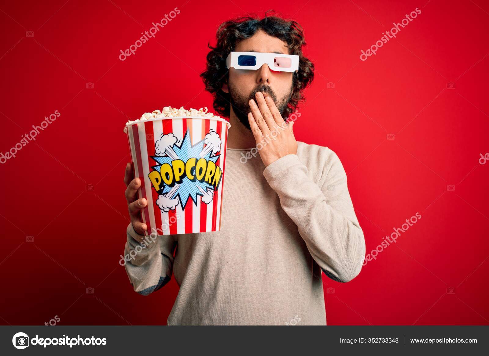 Молодой Красивый Мужчина Бородой Смотрящий Фильм Попкорнами Над.