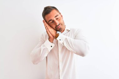 Yakışıklı iş adamı zarif bir gömlek giyer arka planda uyur, yorgun düşler görür ve elleri ile birlikte poz verir ve gözleri kapalı gülümserdi..