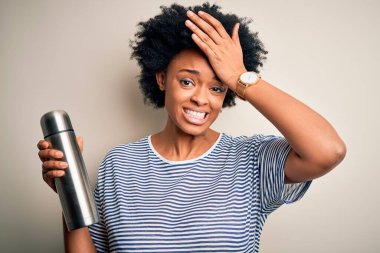 Saçları kıvırcık kıvırcık saçlı, termosu kafasında su olan, utancından şoke olmuş, sinirli ve hayal kırıklığına uğramış Afro-Amerikalı genç bir kadın. Hata için korku ve üzüntü.