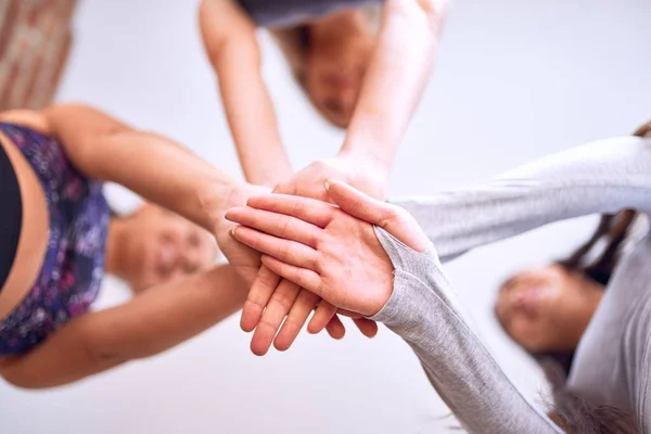 Joven Hermoso Grupo Deportistas Pie Estrechando Las Manos Después Clase — Foto de Stock