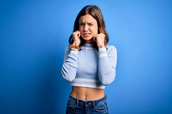 Junge Schöne Blonde Mädchen Lässigem Pullover Der Über Blauem Isoliertem — Stockfoto