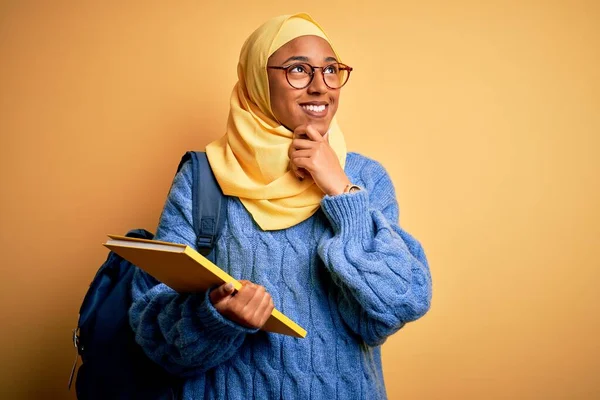 Young African American Student Woman Wearing Muslim Hijab Backpack Holding — Stock Photo, Image