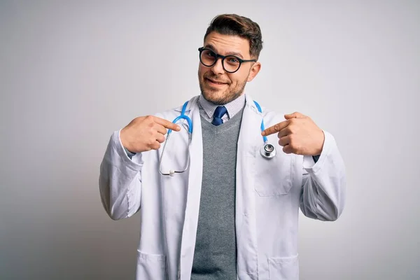 Jovem Médico Homem Com Olhos Azuis Vestindo Casaco Médico Estetoscópio — Fotografia de Stock