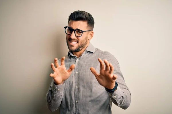 Joven Hombre Guapo Con Camisa Elegante Gafas Sobre Fondo Blanco —  Fotos de Stock