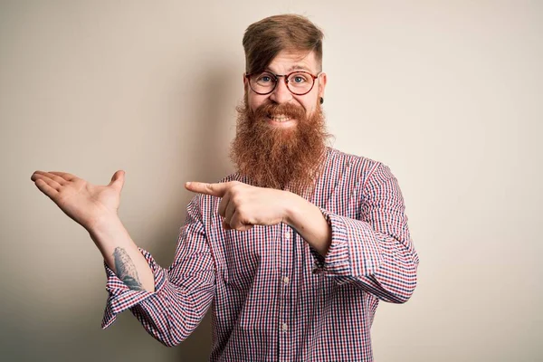 Bonito Irlandês Ruiva Homem Negócios Com Barba Vestindo Óculos Sobre — Fotografia de Stock
