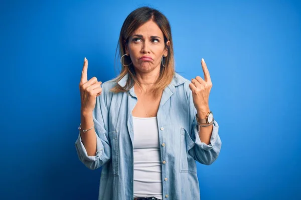 Middle Age Beautiful Woman Wearing Casual Shirt Standing Isolated Blue — Stock Photo, Image