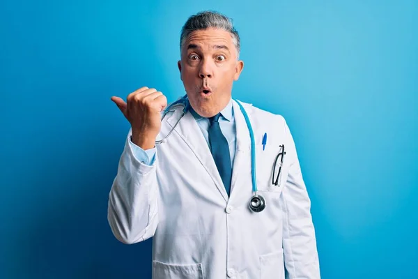 Średniego Wieku Przystojny Siwowłosy Lekarz Noszący Płaszcz Niebieski Stetoskop Zaskoczony — Zdjęcie stockowe