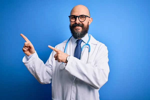 Przystojny Łysy Lekarz Brodą Okularach Stetoskopie Niebieskim Tle Uśmiechający Się — Zdjęcie stockowe