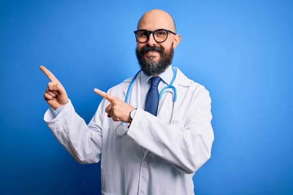 Bello Uomo Medico Calvo Con Barba Indossando Occhiali Stetoscopio Sfondo — Foto Stock