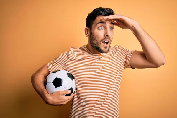 Bonito Jogador Homem Com Barba Jogando Futebol Segurando Bola Futebol — Fotografia de Stock