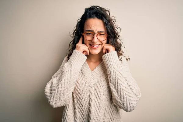 Hermosa Mujer Con Pelo Rizado Usando Suéter Casual Gafas Sobre —  Fotos de Stock