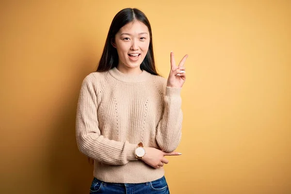 Młoda Piękna Azjatka Ubrana Luźny Sweter Żółtym Odizolowanym Tle Uśmiechnięta — Zdjęcie stockowe