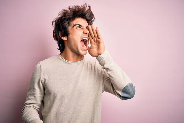 Joven Hombre Guapo Con Camiseta Casual Pie Sobre Fondo Rosa —  Fotos de Stock