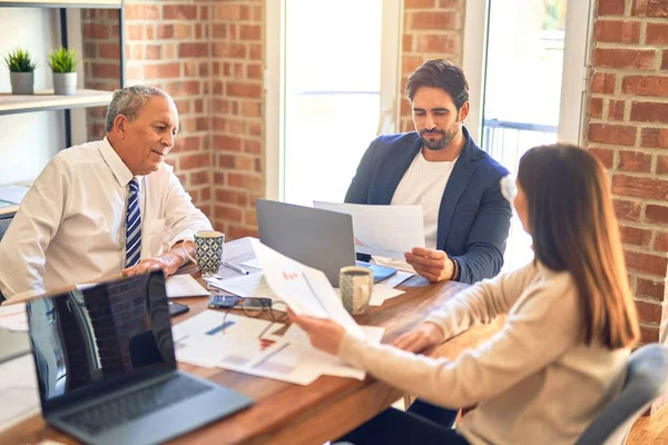 Grupo Trabajadores Empresariales Que Trabajan Juntos Sentado Escritorio Usando Documentos — Foto de Stock