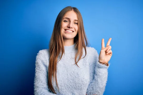 Giovane Bella Rossa Donna Indossa Maglione Casual Isolato Sfondo Blu — Foto Stock