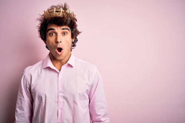 Jovem Homem Bonito Vestindo Coroa Rei Sobre Fundo Rosa Isolado — Fotografia de Stock