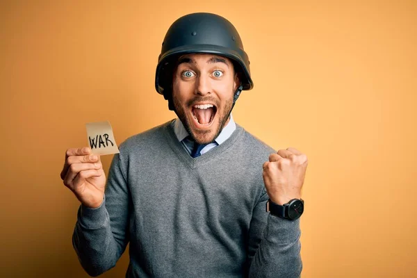 Όμορφος Επιχειρηματίας Φορώντας Στρατιωτικό Κράνος Κρατώντας Χαρτί Υπενθύμισης Πολεμικό Μήνυμα — Φωτογραφία Αρχείου
