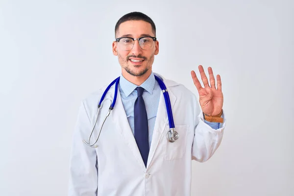 Soyutlanmış Arka Planda Steteskop Takan Genç Doktor Kendini Beğenmiş Mutlu — Stok fotoğraf