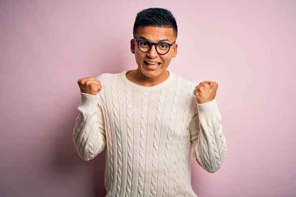 Mladý Pohledný Latinskoamerický Muž Bílém Neformálním Svetru Brýlích Růžovém Pozadí — Stock fotografie