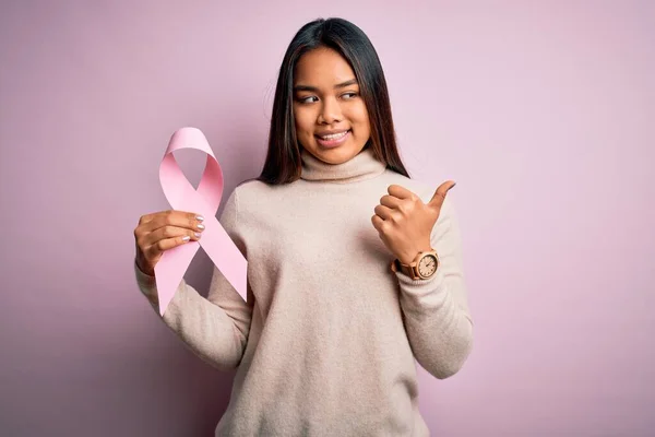 Młoda Azjatycka Dziewczyna Trzyma Różowy Symbol Wstążki Raka Dla Wsparcia — Zdjęcie stockowe