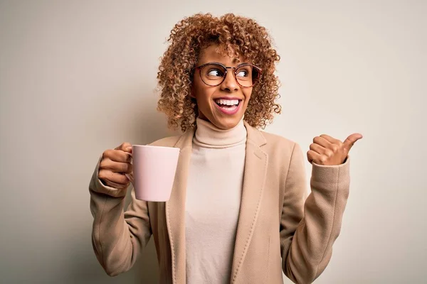 Joven Afroamericana Rizada Mujer Bebiendo Taza Café Sobre Fondo Blanco — Foto de Stock