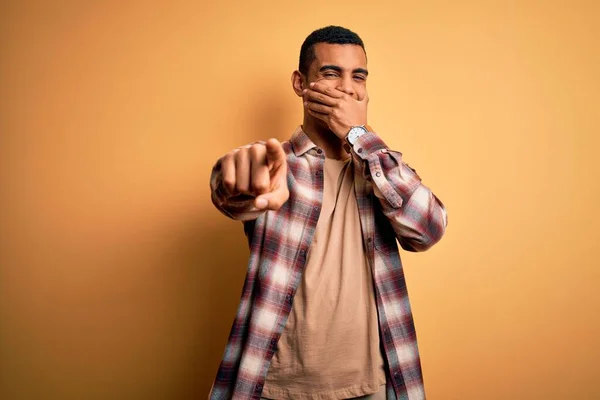 Genç Yakışıklı Afro Amerikalı Günlük Gömlekler Giyen Sarı Arka Planda — Stok fotoğraf