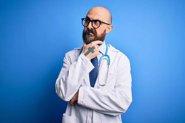 Bonito Homem Médico Careca Com Barba Vestindo Óculos Estetoscópio Sobre — Fotografia de Stock