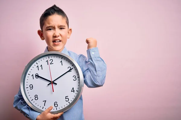 Küçük Çocuk Pembe Arka Planda Büyük Bir Saat Tutuyor Öfkeyle — Stok fotoğraf