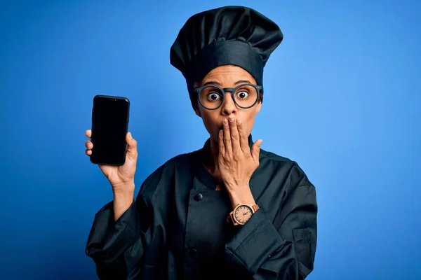 Αφρο Αμερικανίδα Φούρναρης Φορώντας Στολή Μάγειρα Κρατώντας Smartphone Που Δείχνει — Φωτογραφία Αρχείου