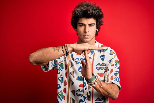 Joven Hombre Guapo Vacaciones Con Camisa Verano Sobre Fondo Rojo —  Fotos de Stock