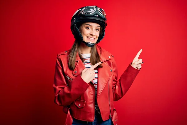 Jovem Bela Morena Motociclista Mulher Vestindo Capacete Motocicleta Casaco Vermelho — Fotografia de Stock