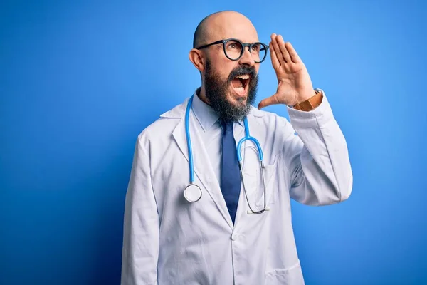 青い背景に眼鏡と聴診器を身に着けて髭を生やしたハンサムなはげ医者の男は大声で叫び 口の上で手で横に大声で叫ぶ コミュニケーションの概念 — ストック写真
