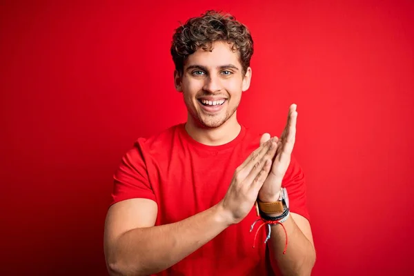 Junger Blonder Gutaussehender Mann Mit Lockigem Haar Lässigem Shirt Über — Stockfoto