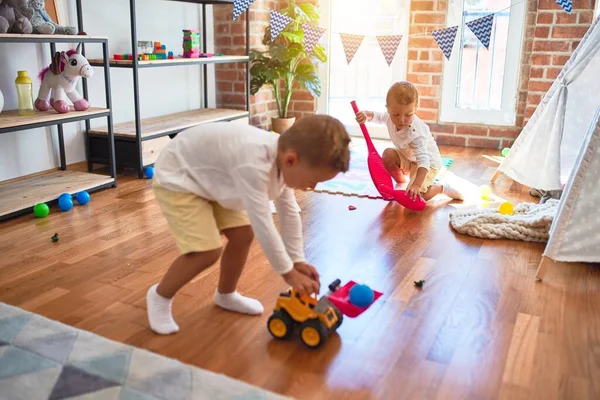 Adoráveis Gêmeos Loiros Brincando Torno Lotes Brinquedos Jardim Infância — Fotografia de Stock