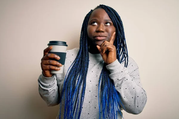 Joven Afroamericano Más Tamaño Mujer Con Trenzas Beber Taza Café —  Fotos de Stock