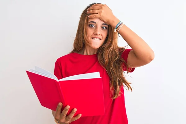 Fiatal Gyönyörű Vörös Hajú Vörös Könyvet Olvas Elszigetelt Háttérrel Stresszes — Stock Fotó