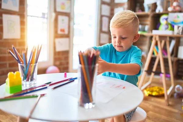 幼稚園で色鉛筆で遊んでいる若い白人の子供 未成年の男の子幸せ Playroom — ストック写真