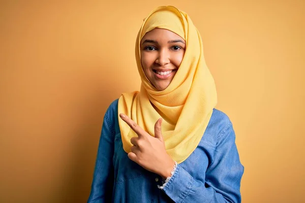 Ung Vacker Kvinna Med Lockigt Hår Bär Arabiska Traditionella Hijab — Stockfoto