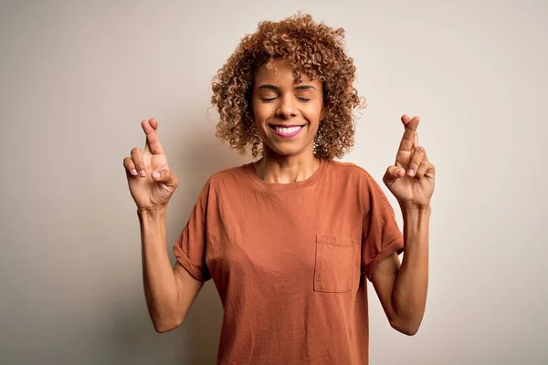 Mulher Americana Africana Bonita Com Cabelo Encaracolado Vestindo Shirt Casual — Fotografia de Stock