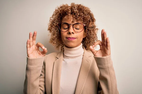 Mooie Afro Amerikaanse Zakenvrouw Draagt Bril Geïsoleerde Witte Achtergrond Ontspannen — Stockfoto