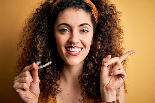 Junge Schöne Frau Mit Lockigem Haar Und Piercing Hält Zahnspange — Stockfoto