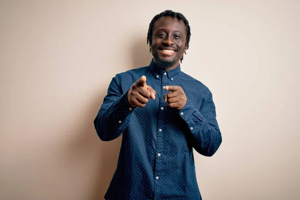 Joven Hombre Afroamericano Guapo Con Camisa Casual Pie Sobre Fondo —  Fotos de Stock