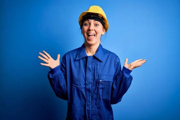 Young Beautiful Worker Woman Blue Eyes Wearing Security Helmet Uniform — Stock Photo, Image