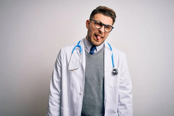 Junger Arzt Mit Blauen Augen Arztkittel Und Stethoskop Über Isoliertem — Stockfoto