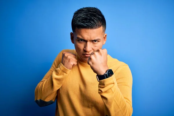 Homem Latino Bonito Jovem Vestindo Suéter Casual Amarelo Sobre Fundo — Fotografia de Stock