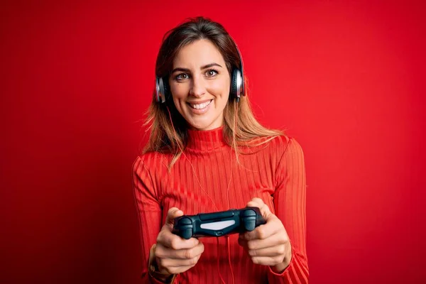 Joven Hermosa Morena Gamer Mujer Jugando Videojuego Usando Alegre Auriculares — Foto de Stock