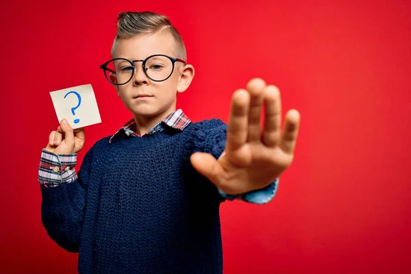 Jovem Criança Caucasiana Usando Óculos Segurando Nota Papel Com Sinal — Fotografia de Stock