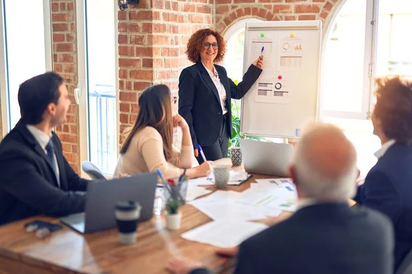 Gruppe Von Geschäftsleuten Die Glücklich Und Zuversichtlich Einem Meeting Lächeln — Stockfoto